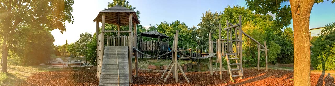Landsteder med legeplads